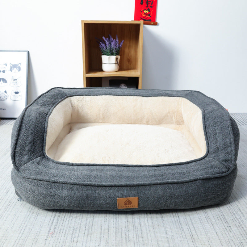 Graues Hundebett aus Plüsch, rechteckig, gemütlich, ideal für mittelgroße Hunde, Wohnzimmer.