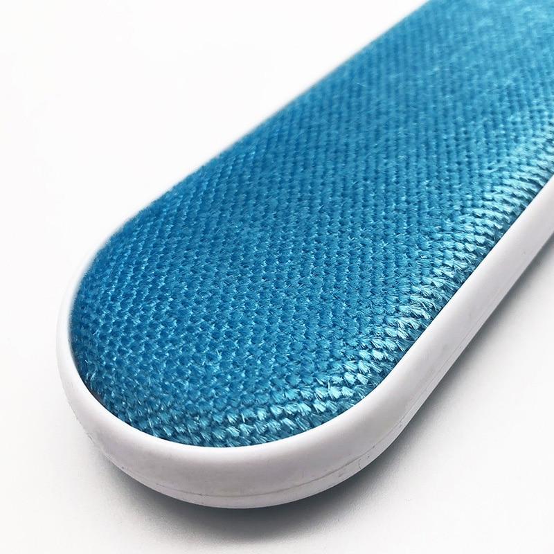 Blaue Hundehaarbürste, ergonomisch, Kunststoffgriff, ideal zur Fellpflege.