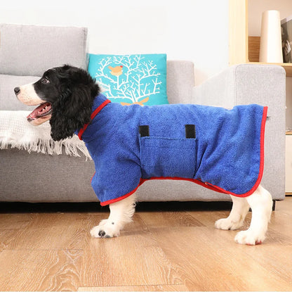 Hund mit blauem Bademantel, Frottee, roter Rand, Wohnzimmer, Haustierpflege.