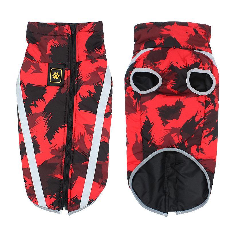 Roter Hundemantel mit schwarzem Muster, reflektierenden Streifen, Reißverschluss, Winterkleidung.