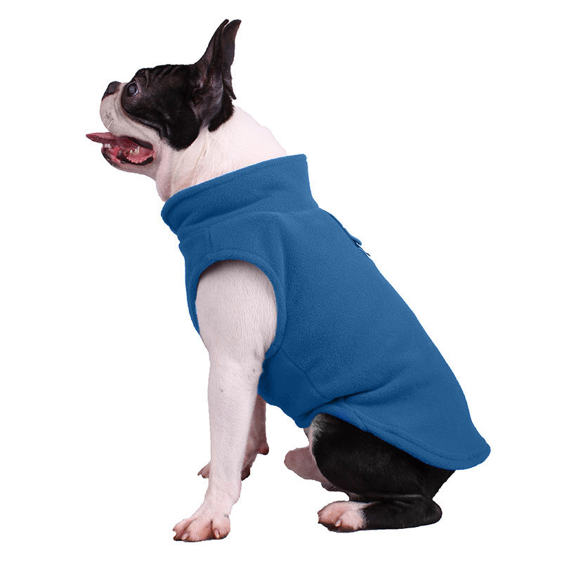 Hund in blauem Fleece-Hundemantel, sitzend, seitliche Ansicht, Haustierbekleidung.