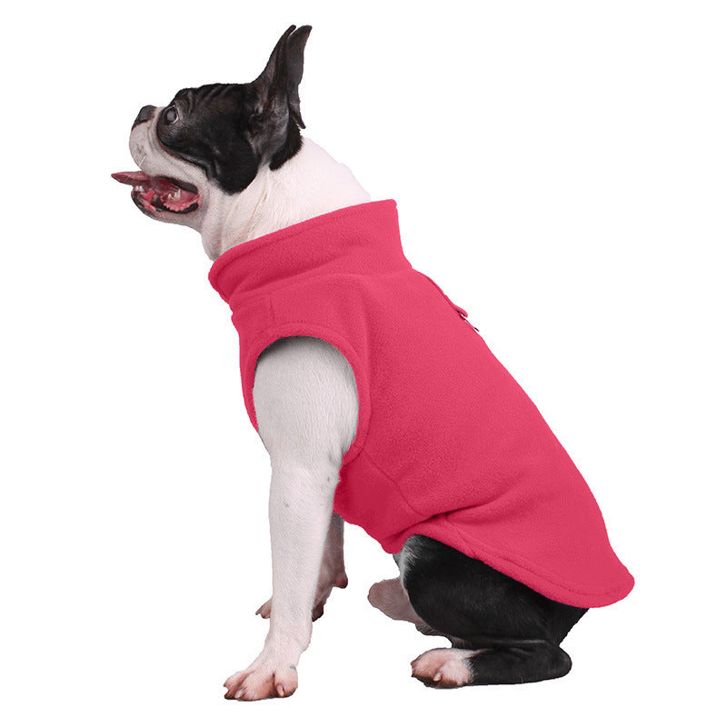 Boston Terrier in pinkem Fleece-Hundepullover, seitlich sitzend, Haustierbekleidung.