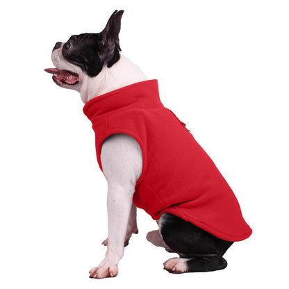 Boston Terrier in roter Hundejacke, Fleece, warm, bequem, Haustierbekleidung, seitliche Ansicht.