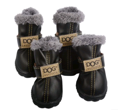 Schwarze Hundeschuhe aus Leder mit grauem Fellfutter, rutschfest, für kaltes Wetter.