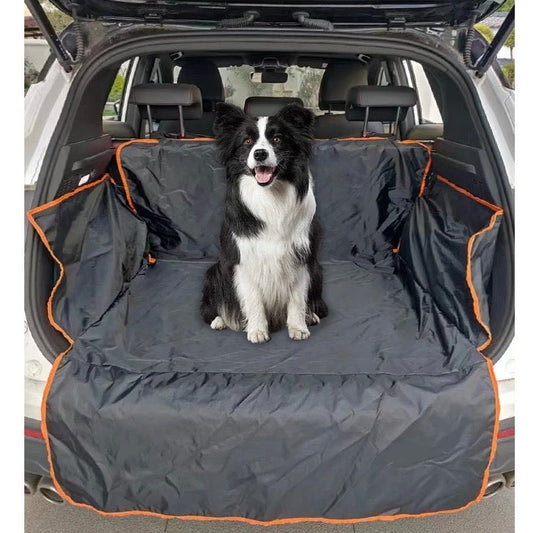 Hund auf wasserdichter Kofferraummatte, schwarz mit orange, Autozubehör, Haustiertransport.