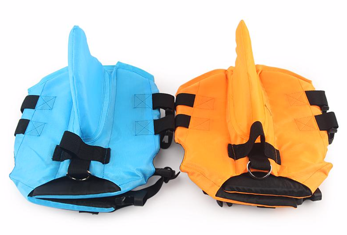 Zwei Hundeschwimmwesten, blau und orange, mit Rückenflosse, Sicherheitsgurte, wasserdicht.
