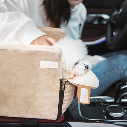 Kleiner weißer Hund in beigem Autositz, Hundesitz, Sicherheitszubehör, Autofahrt.