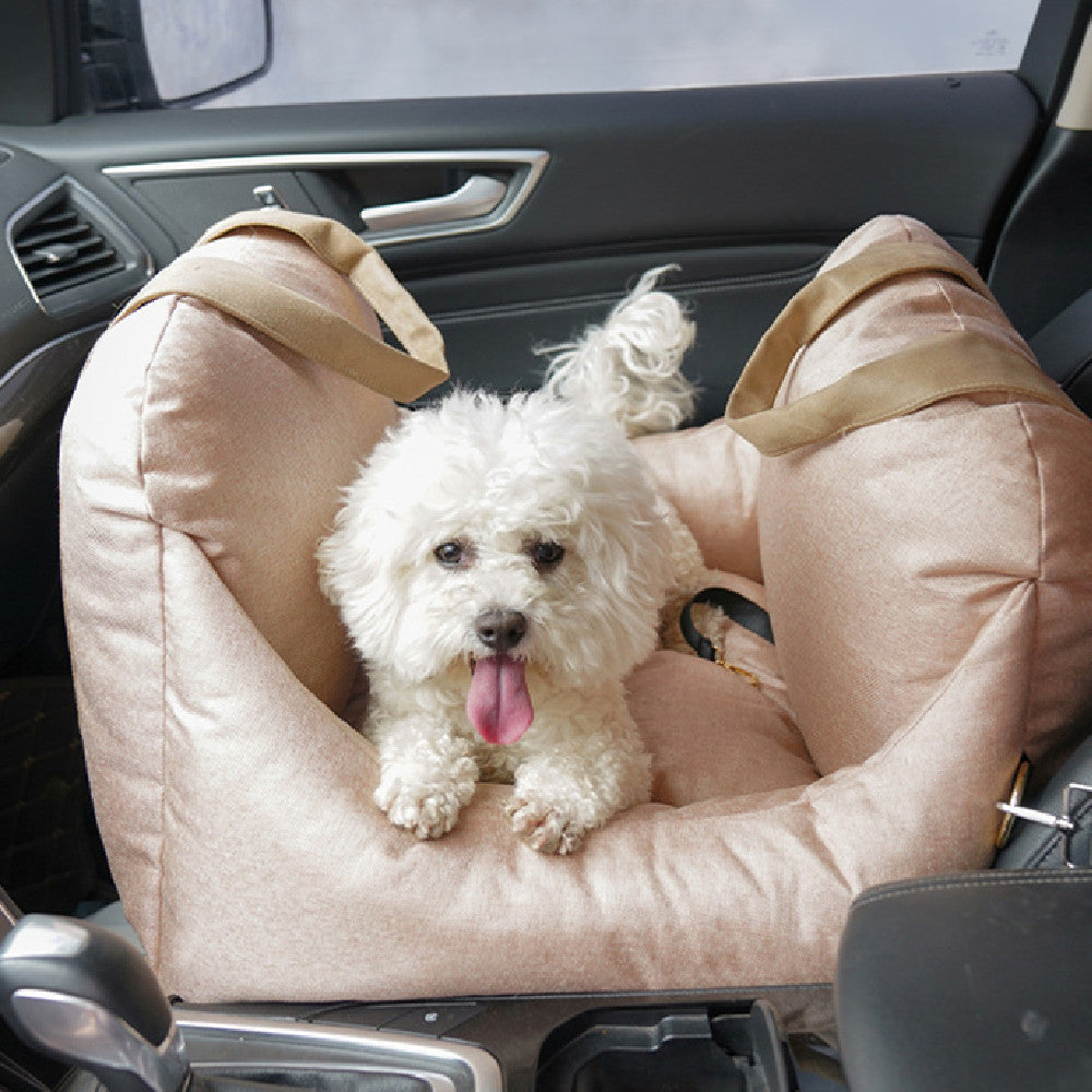 Weißer Hund in beigem Autositz für Haustiere, sicherer Transport, bequem, Autozubehör.