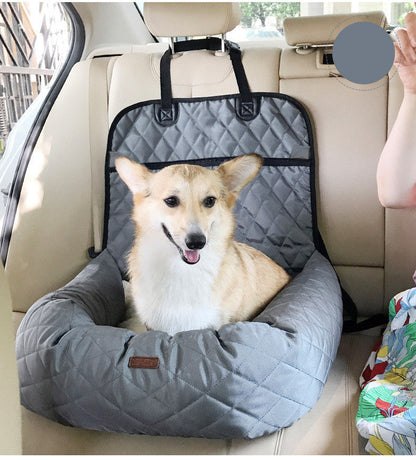 Corgi im grauen Autositzbezug, Rücksitz, Haustiertransport, Autoreise, Hundesitz, sicher.