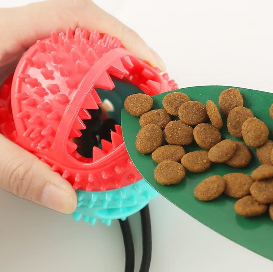 Roter Hundespielzeugball mit Noppen, befüllbar mit Trockenfutter, interaktives Kauspielzeug.