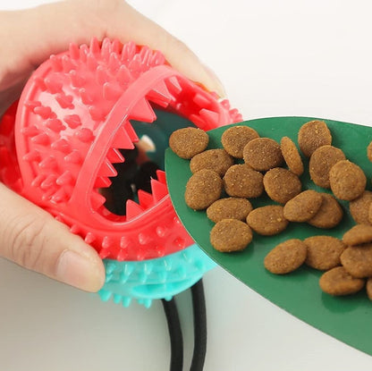 Roter Hundespielzeugball mit Noppen, befüllbar mit Trockenfutter, interaktives Kauspielzeug.