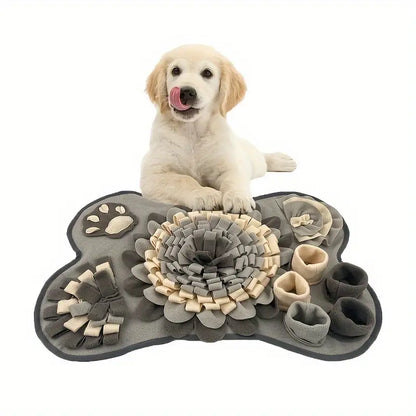 Golden Retriever Welpe auf grauer Schnüffelmatte, interaktives Hundespielzeug, Leckerli-Suche.