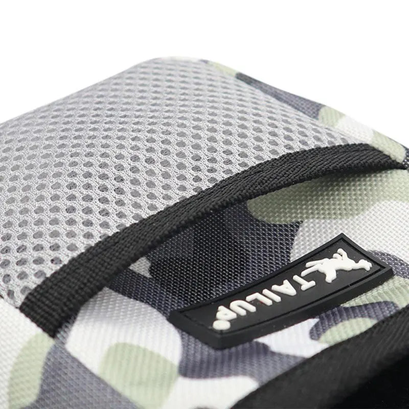 Graue Camouflage-Hundetrainingstasche mit Mesh-Detail, ideal für Leckerlis und Snacks.