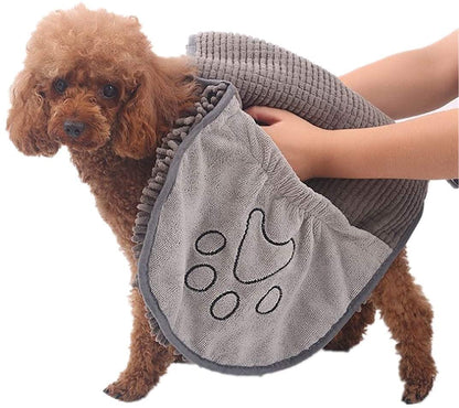 Braunes Pudel-Hundebadetuch, grau, Mikrofaser, schnelltrocknend, mit Pfotenmotiv.