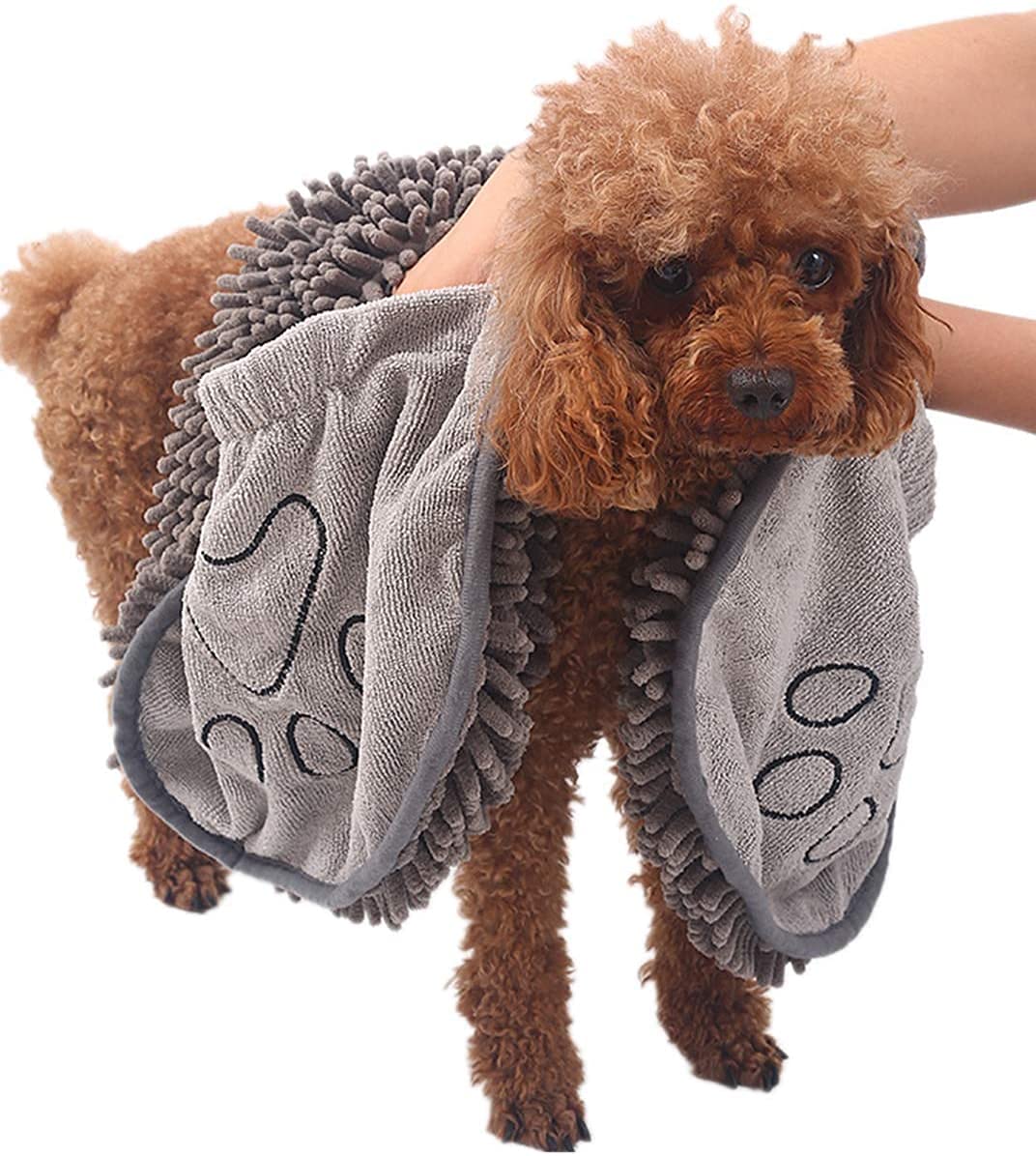 Brauner Pudel mit grauem Mikrofaser-Hundehandtuch, Pfotenmuster, schnelles Trocknen.