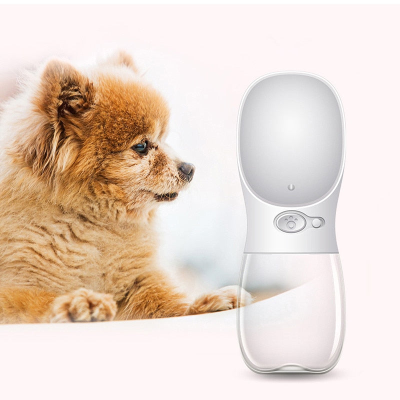 Tragbare Hundewasserflasche, weiß, mit integriertem Napf, ideal für unterwegs.