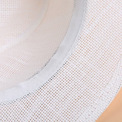 Nahaufnahme eines weißen, gewebten Strohhuts, ideal für Sommermode und Sonnenschutz.