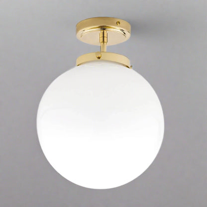 Goldene Deckenleuchte mit weißem Glaskugel-Schirm, modernes Design, ideal für Badezimmer.