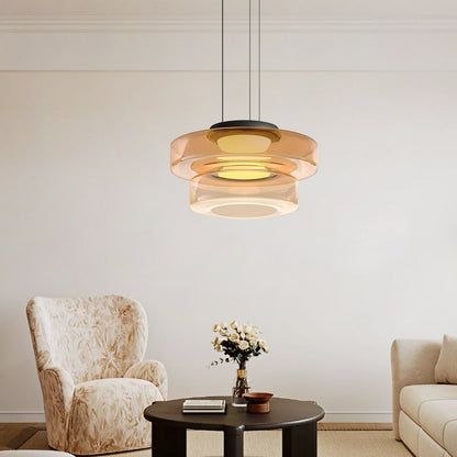 Moderne Pendelleuchte aus Glas in Beige über einem Tisch in elegantem Wohnzimmer.