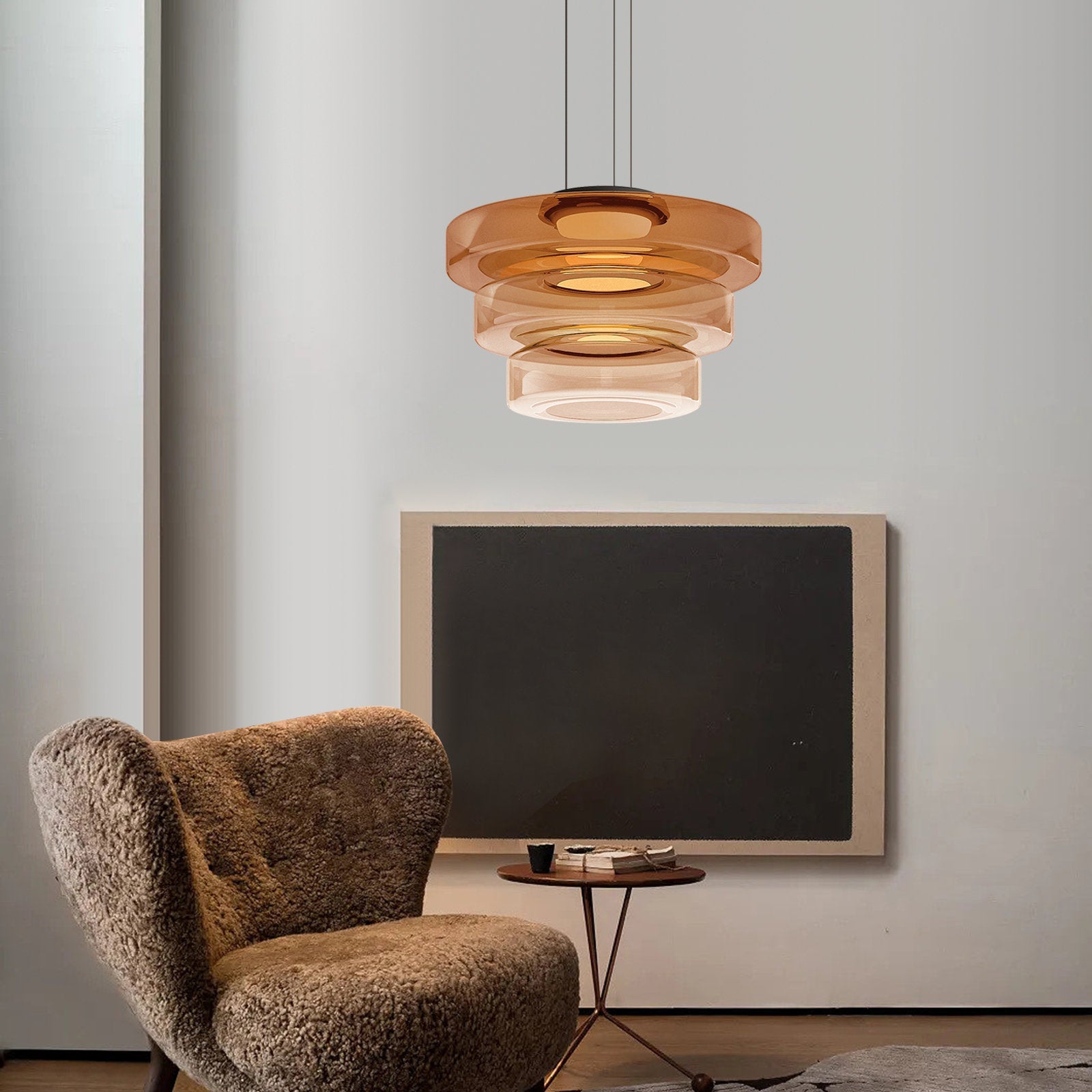 Moderne Pendelleuchte aus Glas in Braun, über einem stilvollen Wohnzimmer mit Sessel und Tisch.