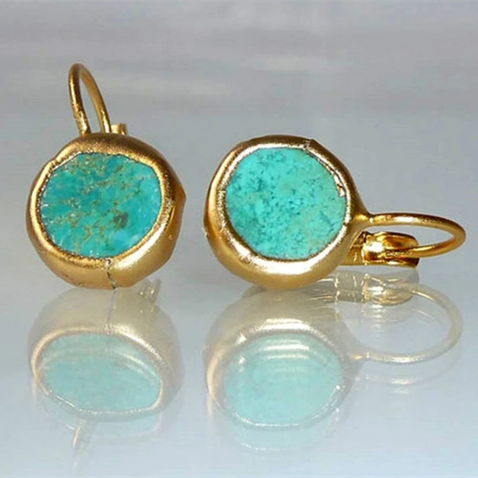 Goldene Ohrringe mit türkisfarbenem Stein, handgefertigt, eleganter Schmuck, modisch.