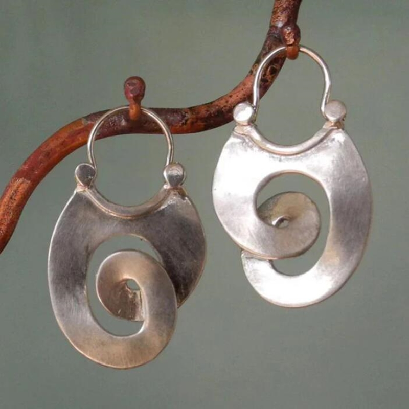 Silberne Spiralohrhänger, handgefertigt, modernes Design, Schmuck für Damen.