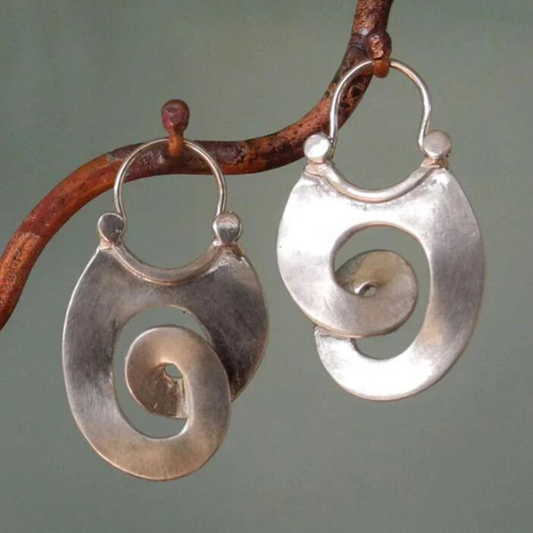 Silberne Spiralohrhänger, handgefertigt, modernes Design, Schmuck für Damen.