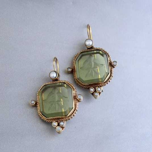 Antike goldene Ohrringe mit grünem Glas und Perlen, Vintage-Schmuck, elegantes Design.