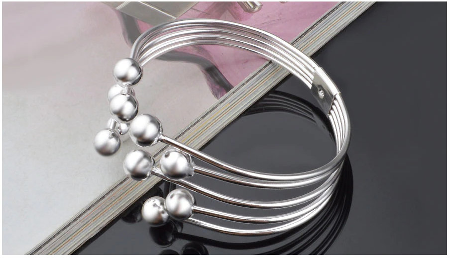 Silberarmreif mit Kugeln, elegantes Design, Modeschmuck, Damenaccessoire, Geschenkidee.