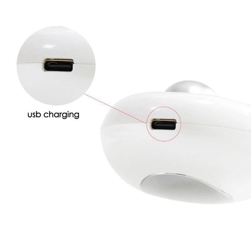 Weißer elektrischer Massager mit USB-Ladeanschluss, tragbar, ergonomisch, für Nacken und Rücken.