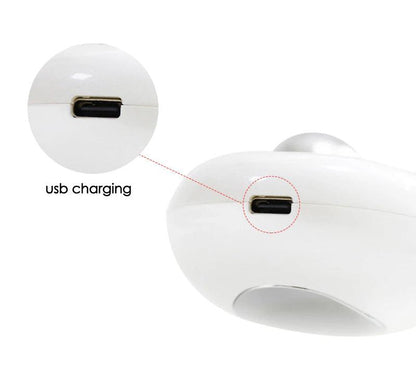 Weißer elektrischer Massager mit USB-Ladeanschluss, tragbar, ergonomisch, für Nacken und Rücken.