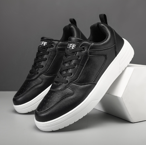 Schwarze Sneaker aus Leder mit weißer Sohle, sportlich, modern, Herrenmode, Freizeitschuhe.