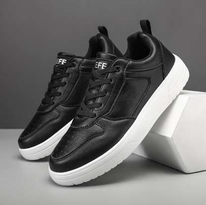 Schwarze Sneaker aus Leder mit weißer Sohle, sportlich, modern, Herrenmode, Freizeitschuhe.