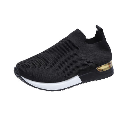 Schwarzer Sneaker aus Mesh mit weißer Sohle und goldener Ferse, modisch und bequem.
