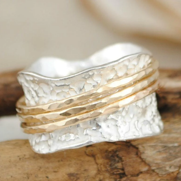 Silberring mit goldenen Akzenten, handgefertigt, strukturiert, eleganter Schmuck für Damen.