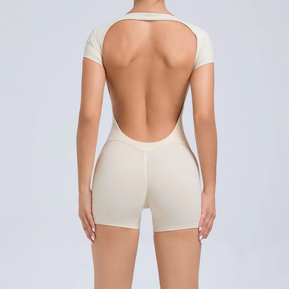 Damen-Overall beige, rückenfrei, kurzärmelig, figurbetont, modisch, Sommermode.