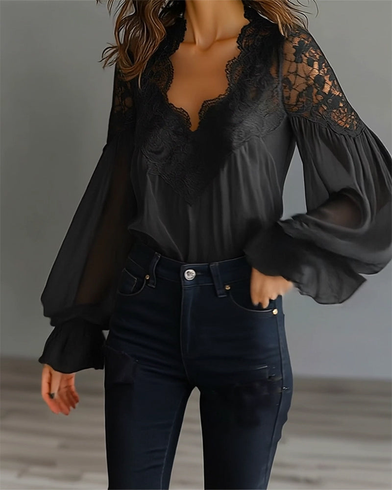 Svart blus framifrån med spetskrage och spetsade axlar, vida ärmar och mörka jeans 8