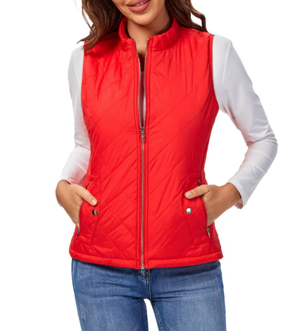 Frau in roter Steppweste, weißem Langarmshirt, blaue Jeans, modische Damenbekleidung.