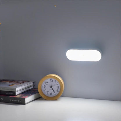 Wandleuchte LED modern, oval, weiß, energiesparend, Schlafzimmer, minimalistisch, Wandmontage.