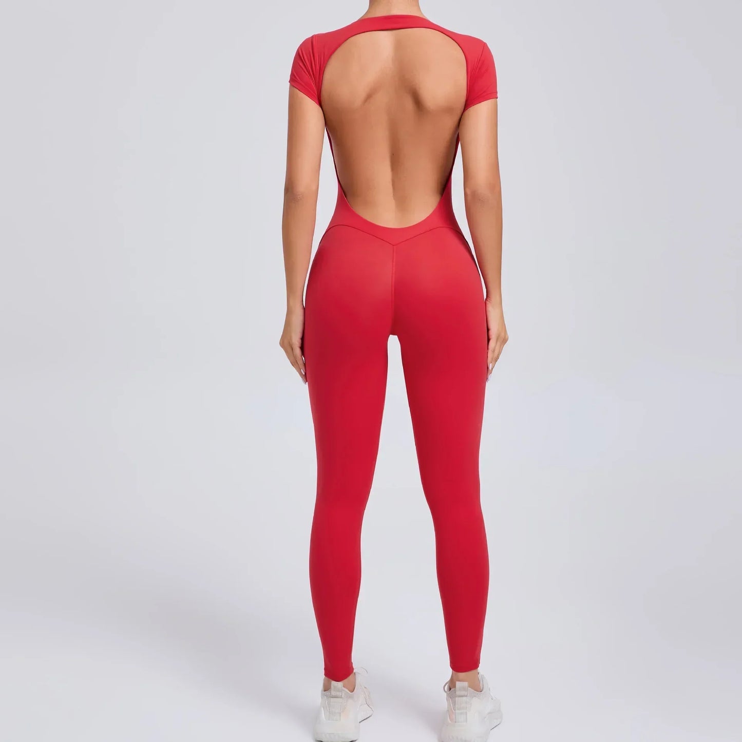 Roter Damen-Jumpsuit mit offenem Rücken, figurbetont, ideal für Fitness und Freizeit.