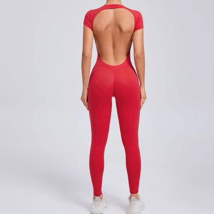 Roter Damen-Jumpsuit mit offenem Rücken, figurbetont, ideal für Fitness und Freizeit.