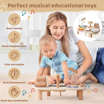 Mutter und Kind spielen mit musikalischem Lernspielzeug aus Holz, Förderung von Musik und Koordination.