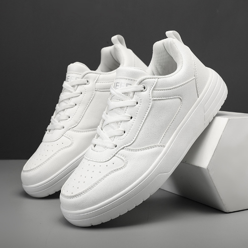 Weiße Sneaker aus Leder, sportlich, modisch, bequem, für Herren, auf grauem Hintergrund.