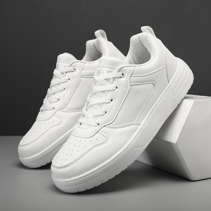 Weiße Sneaker aus Leder, sportlich, modisch, bequem, für Herren, auf grauem Hintergrund.