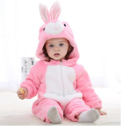 Kleinkind in rosa Hasen-Kostüm, Kapuze mit Ohren, weicher Plüsch, süßes Baby-Outfit.