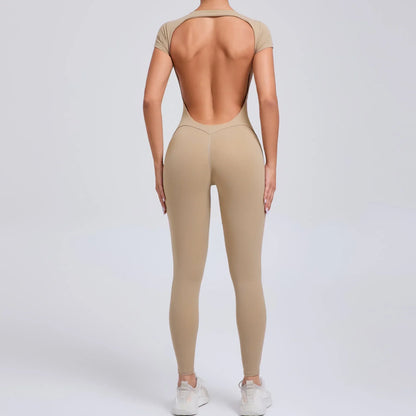 Beiger Damen-Jumpsuit mit offenem Rücken, figurbetont, aus Stretchmaterial, Ganzkörperansicht.