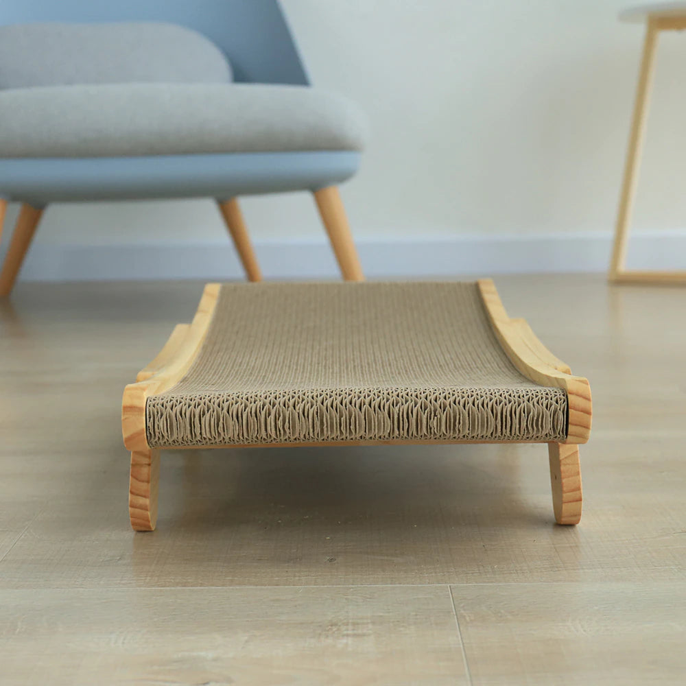 Katzenkratzbett aus Holz und Pappe, modernes Design, Zen-Stil, auf Holzboden.