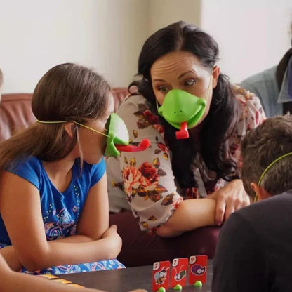 Menschen mit grünen Nasenmasken spielen Kartenspiel am Tisch, Familienspiel, Spaß, Interaktion.