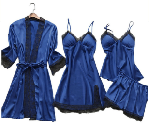 Blaues Satin-Nachtwäsche-Set für Damen mit Spitze, bestehend aus Morgenmantel, Nachthemd und Shorts.
