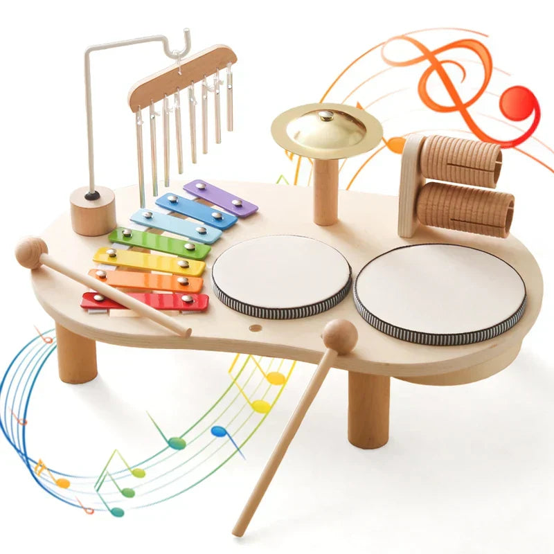 Holz-Musikinstrument-Set für Kinder, buntes Xylophon, Trommeln, Glockenspiel, Musiknoten-Hintergrund.